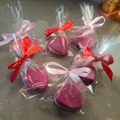 DIY valentijnshartjes maken met chocolade en pistache