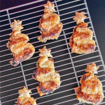 Bladerdeeg kerstboompjes als kersttraktatie