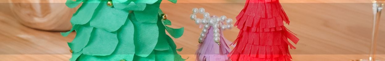 DIY kerstdecoratie: kerstboompjes van hout en crêpepapier