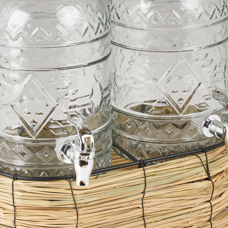 Rieten huisje met limonadekannen