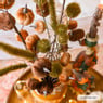Kunsttak met bolletjes - groen - 63 cm