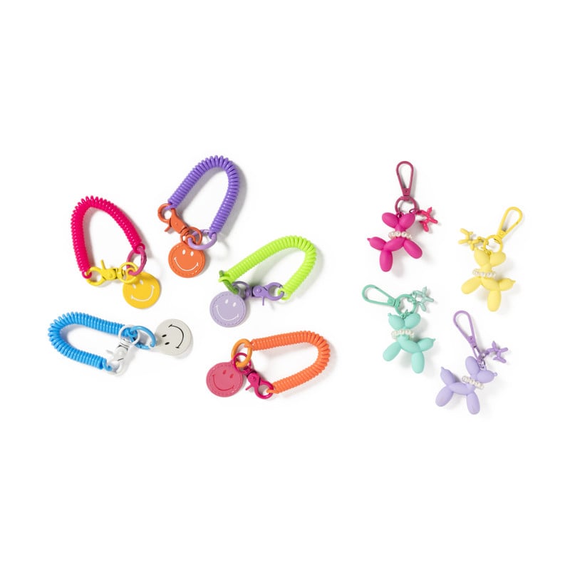 Sleutelhanger hond met parelketting - plastic - 6.5x6.5x1 cm - diverse varianten