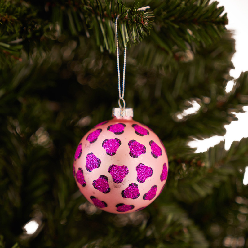 Kerstbal luipaard - roze - ⌀8 cm 