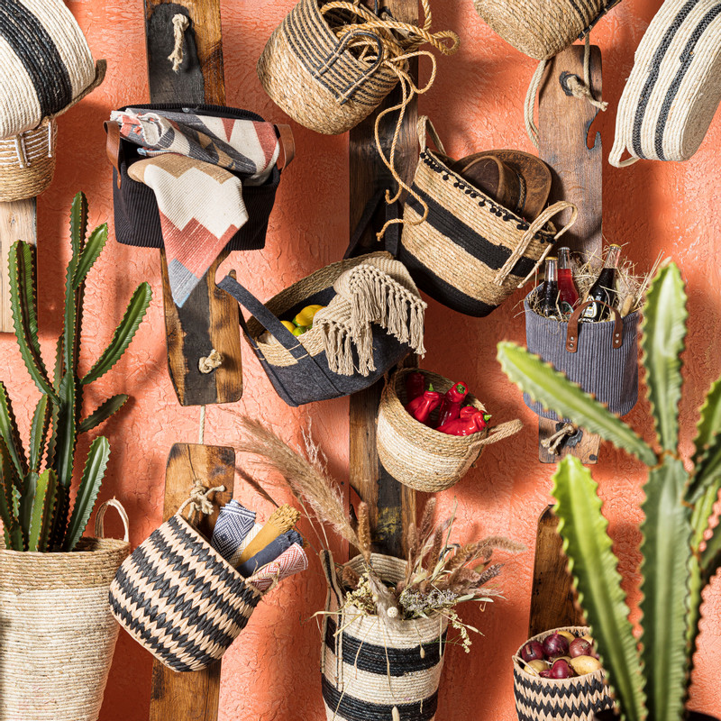 Mand met hengsel en pompoms - ⌀26x23 cm 