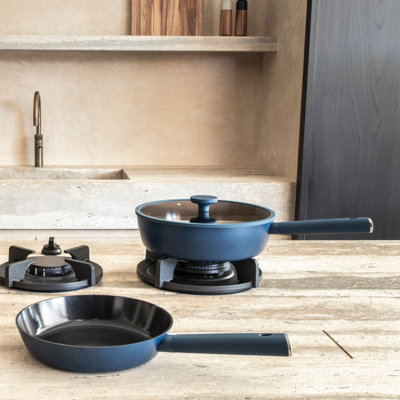 Hugo Kennis hapjespan met deksel - blauw/zwart - ø28x8 cm 