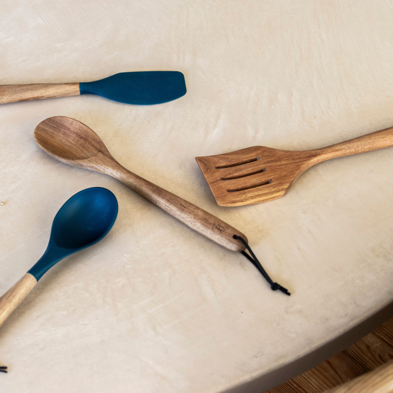 Hugo kennis bakspatel met gleuven - acaciahout - 30x7.8x1.8 cm