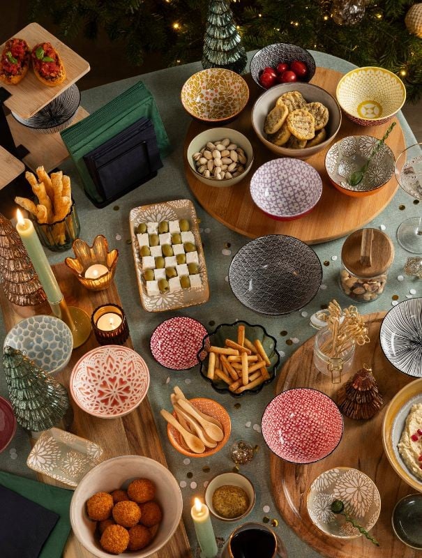 Feestelijke tafel vol kleur