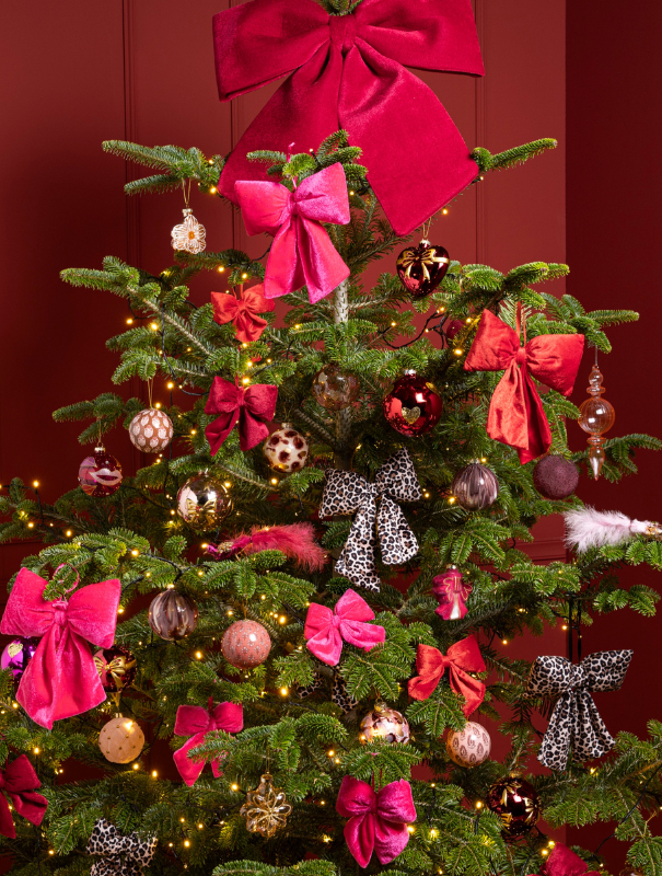 Een kerstboom vol strikken