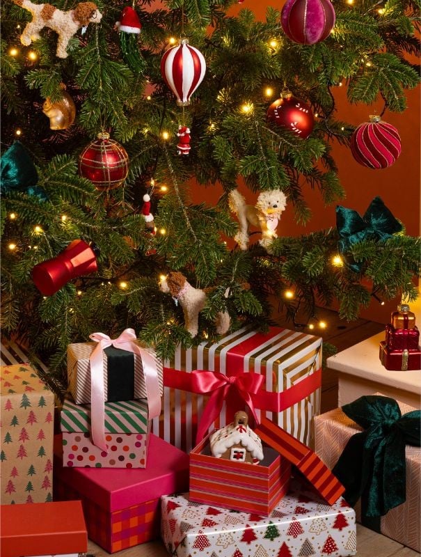 Kerstboom met Holly Jolly hangers